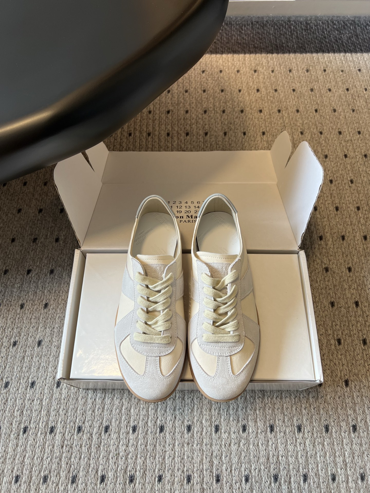 NO:819300,The top-quality Maison Margiel*26ss new summer German training shoes reproduce the classic silhouette of the German training shoes in the 1970s, using minimalist lines to interpret an undefined sense of luxury. There is no unnecessary exaggerated design, but with neat splicing tailoring and soft retro tones, it has become the most versatile presence in the wardrobe.  Whether paired with straight jeans for a relaxed everyday look, or with suit trousers for a casual and sophisticated look, it can be easily adapted. The distressed texture of the shoe body gives each pair of shoes a unique retro charm, and the unintentional sense of laziness instantly fills the air. Upper sheepskin/sheep suede, inner sheepskin outsole original molded outsole  size women's size 35-40 (customized size 40 is not returnable) men's size 39-45 (customized size 45 is not returnable), casual shoes/sports shoes, sneakers, jeans, business suit, sheepskin19860909顶级品质 Maison Margiel*26ss夏季新款德训鞋 复刻70年代德军训练鞋的经典轮廓,用极简线条演绎不被定义的高级感.没有多余的浮夸设计,却凭借利落的拼接剪裁与柔和的复古色调,成为衣柜里最百搭的存在. 无论是搭配直筒牛仔裤打造松弛日常,还是配西装裤解锁通勤轻熟风,都能轻松适配.鞋身自带的做旧质感,让每一双鞋都拥有独一无二的复古韵味,不刻意的慵懒感瞬间拉满. 鞋面羊皮/羊反绒 内里羊皮 大底原版开模大底 size女码35-40码（40码定制不退换）男码39-45（45码定制不退换）,休闲鞋/运动鞋,sneakers,jeans,business suit,sheepskin,Women's Shoes