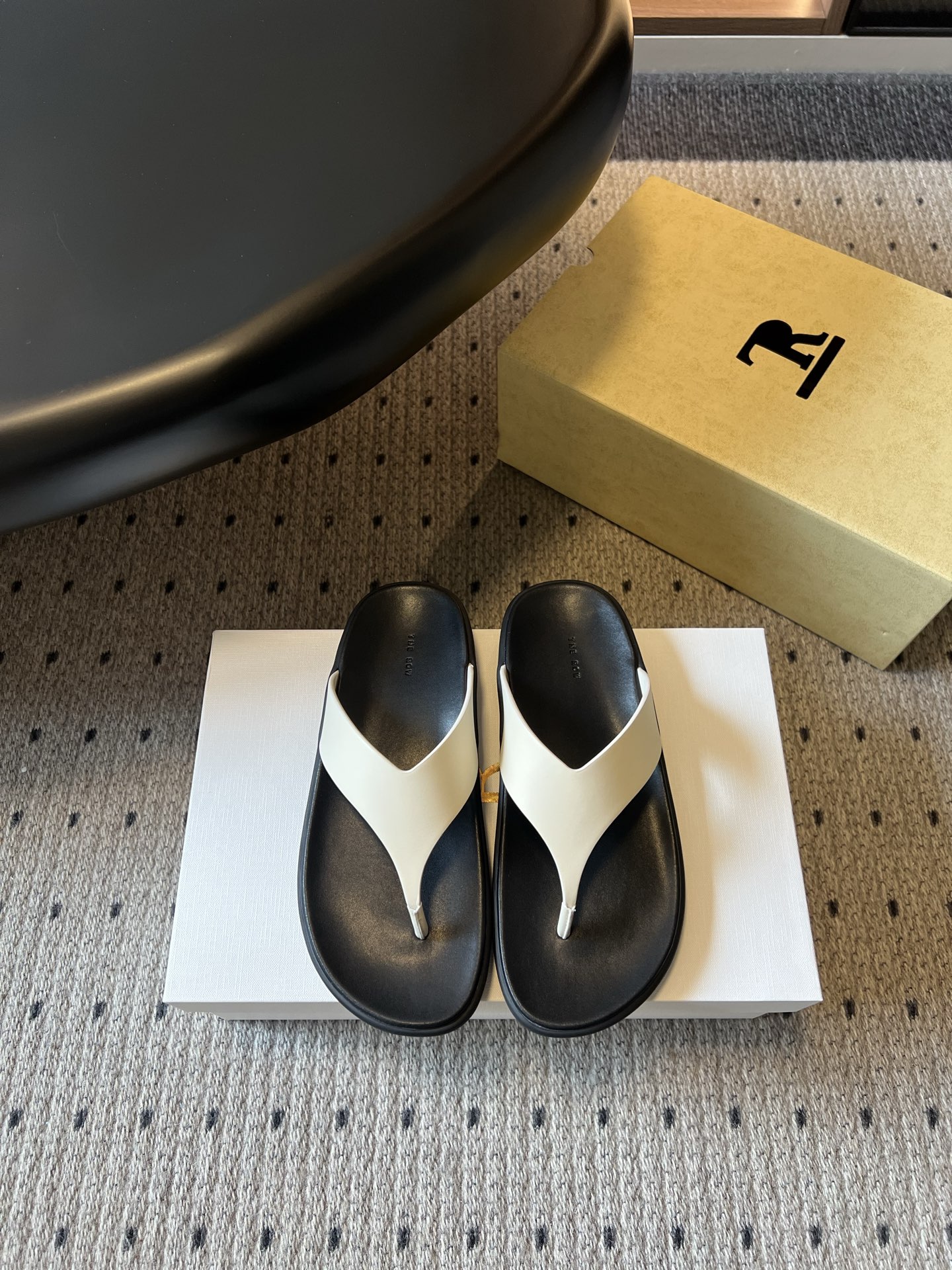 NO:869052,The Ro*26ss new spring and summer flip-flops are designed with a classic flip-flop silhouette, with clean lines, no unnecessary decoration, and only pure tailoring to convey texture. The lines of the shoe body fit the contours of the foot, and the flip-flop design has been repeatedly polished, taking into account comfort and beauty, and will not cause a tight feeling on the foot.  In terms of matching, whether it is paired with linen wide-leg pants to create a lazy daily look, or paired with casual shorts or a dress to create a holiday style, it can be easily adapted. The minimalist style does not choose the scene, and can be used for daily travel, beach vacations or short trips. It is an excellent item to create a relaxed look. Upper cowhide/horse hair/sheep leather lining cowhide leather outsole original molded outsole  size 35-40 (customized sizes 40 are non-refundable), split-toe shoes, skirts, shorts, cowhide, sheep19860909The Ro*26ss春夏新款夹趾人字拖 设计上采用经典的人字拖廓形,线条干净利落,没有多余装饰,只以纯粹的剪裁传递质感.鞋身线条贴合足部轮廓,夹趾设计经过反复打磨,兼顾了舒适与美观,上脚不会产生勒感. 搭配上,无论是搭配亚麻阔腿裤打造慵懒的日常造型,还是搭配休闲短裤、连衣裙演绎度假风穿搭,都能轻松适配.极简的风格不挑场景,日常出行、海边度假或是短途出游都能驾驭,是打造松弛感穿搭的绝佳单品. 鞋面牛皮/马毛/羊京 内里牛皮 大底原版开模大底 size35-40码（40码定制不退换）,分趾鞋,skirts,shorts,cowhide,sheep,Women's Shoes
