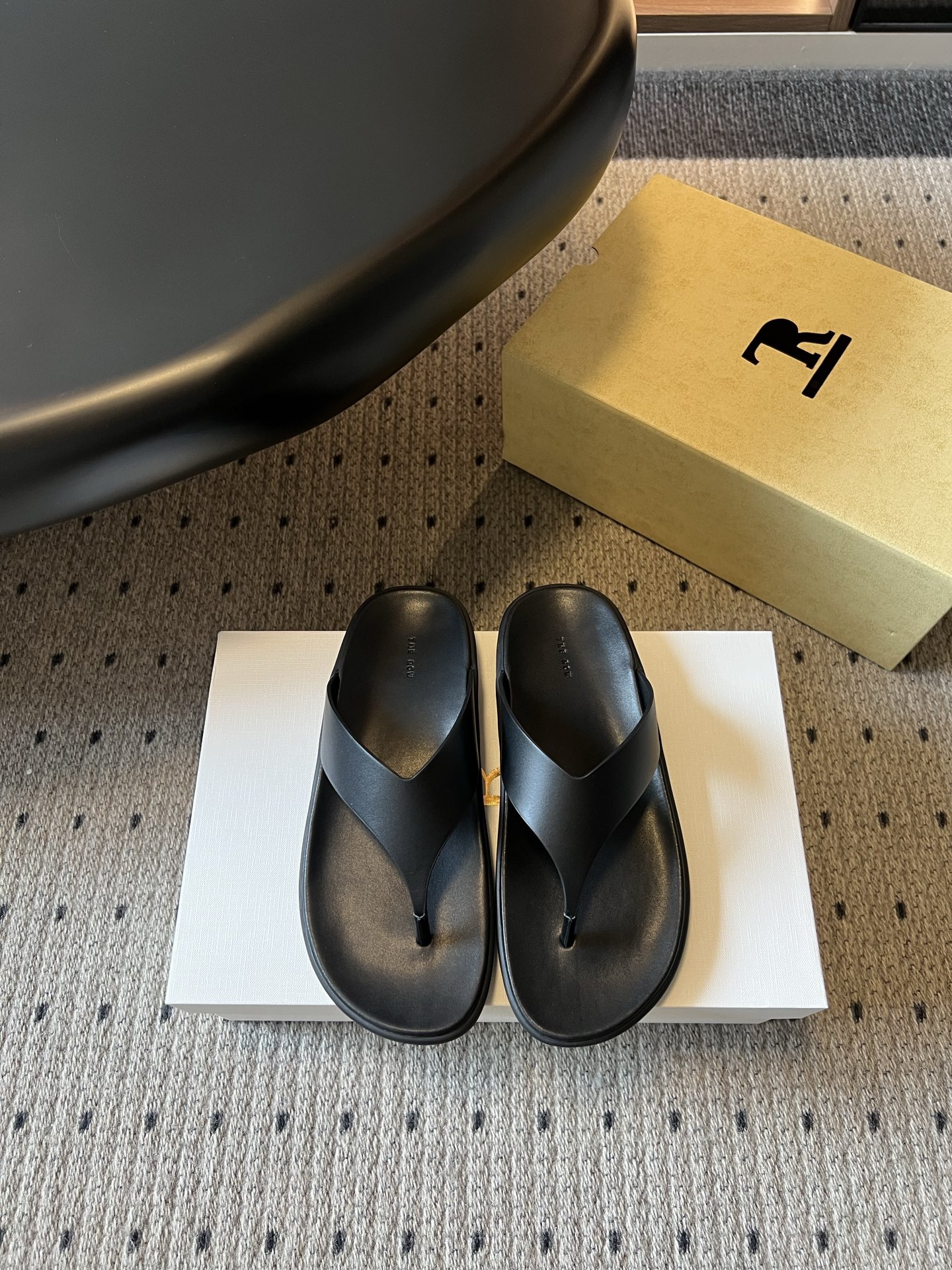 NO:869058,The Ro*26ss new spring and summer flip-flops are designed with a classic flip-flop silhouette, with clean lines, no unnecessary decoration, and only pure tailoring to convey texture. The lines of the shoe body fit the contours of the foot, and the flip-flop design has been repeatedly polished, taking into account comfort and beauty, and will not cause a tight feeling on the foot.  In terms of matching, whether it is paired with linen wide-leg pants to create a lazy daily look, or paired with casual shorts or a dress to create a holiday style, it can be easily adapted. The minimalist style does not choose the scene, and can be used for daily travel, beach vacations or short trips. It is an excellent item to create a relaxed look. Upper cowhide/horse hair/sheep leather lining cowhide leather outsole original molded outsole  size 35-40 (customized sizes 40 are non-refundable), split-toe shoes, skirts, shorts, cowhide, sheep19860909The Ro*26ss春夏新款夹趾人字拖 设计上采用经典的人字拖廓形,线条干净利落,没有多余装饰,只以纯粹的剪裁传递质感.鞋身线条贴合足部轮廓,夹趾设计经过反复打磨,兼顾了舒适与美观,上脚不会产生勒感. 搭配上,无论是搭配亚麻阔腿裤打造慵懒的日常造型,还是搭配休闲短裤、连衣裙演绎度假风穿搭,都能轻松适配.极简的风格不挑场景,日常出行、海边度假或是短途出游都能驾驭,是打造松弛感穿搭的绝佳单品. 鞋面牛皮/马毛/羊京 内里牛皮 大底原版开模大底 size35-40码（40码定制不退换）,分趾鞋,skirts,shorts,cowhide,sheep,Women's Shoes