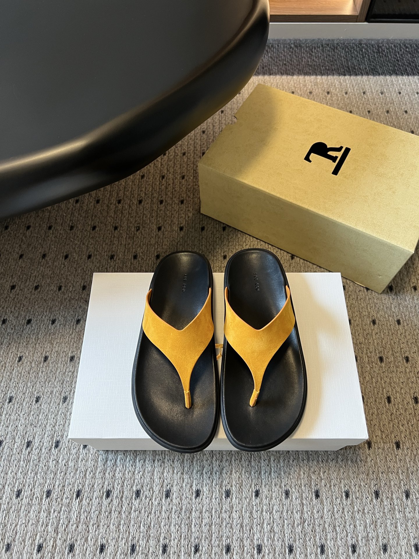 NO:869003,The Ro*26ss new spring and summer flip-flops are designed with a classic flip-flop silhouette, with clean lines, no unnecessary decoration, and only pure tailoring to convey texture. The lines of the shoe body fit the contours of the foot, and the flip-flop design has been repeatedly polished, taking into account comfort and beauty, and will not cause a tight feeling on the foot.  In terms of matching, whether it is paired with linen wide-leg pants to create a lazy daily look, or paired with casual shorts or a dress to create a holiday style, it can be easily adapted. The minimalist style does not choose the scene, and can be used for daily travel, beach vacations or short trips. It is an excellent item to create a relaxed look. Upper cowhide/horse hair/sheep leather lining cowhide leather outsole original molded outsole  size 35-40 (customized sizes 40 are non-refundable), split-toe shoes, skirts, shorts, cowhide, sheep19860909The Ro*26ss春夏新款夹趾人字拖 设计上采用经典的人字拖廓形,线条干净利落,没有多余装饰,只以纯粹的剪裁传递质感.鞋身线条贴合足部轮廓,夹趾设计经过反复打磨,兼顾了舒适与美观,上脚不会产生勒感. 搭配上,无论是搭配亚麻阔腿裤打造慵懒的日常造型,还是搭配休闲短裤、连衣裙演绎度假风穿搭,都能轻松适配.极简的风格不挑场景,日常出行、海边度假或是短途出游都能驾驭,是打造松弛感穿搭的绝佳单品. 鞋面牛皮/马毛/羊京 内里牛皮 大底原版开模大底 size35-40码（40码定制不退换）,分趾鞋,skirts,shorts,cowhide,sheep,Women's Shoes