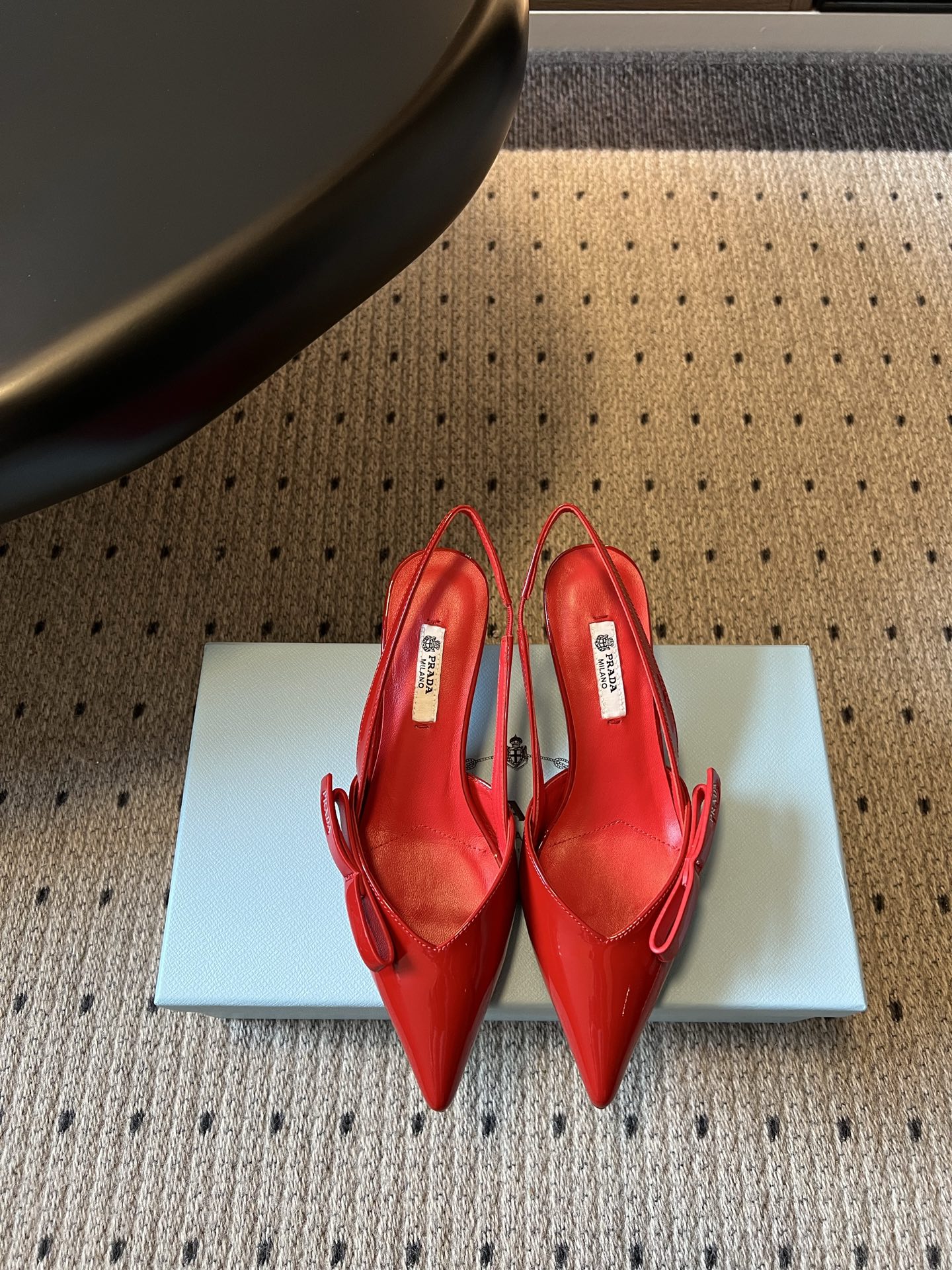 NO:819849,Top quality PRAD*26ss summer new pointed toe bow tie back strap mid-heeled sandals are designed with a neat pointed toe silhouette, clean lines, and a self-modifying effect on the foot shape. The bow element on the shoe body adds a soft element, complementing the design of the back tie strap, taking into account the sense of style and the convenience of putting on and taking off. The brand logo is printed on the inside of the shoe, which low-key highlights the brand style and is suitable for different wearing scenarios.  It is highly adaptable in terms of matching, whether it is paired with a suit to create a smart workplace look, or paired with a dress to create a sophisticated and elegant style, or paired with jeans to create a cool and casual feel, it can be easily controlled. It is an excellent item to enhance your aura in daily wear. Upper cow patent leather Lining sheepskin Outsole Genuine leather outsole size 35-41 (customized sizes 40 and 41 are non-refundable) Heel height 5.5cm, high-heeled sandals, prada, sandals, high  heels,skirts,jeans,business suit,sheepskin,Leather soles19860909顶级品质 PRAD*26ss夏季新款尖头蝴蝶结后绊带中跟凉鞋 设计上采用利落的尖头廓形,线条干净利落,自带修饰脚型的效果,鞋身的蝴蝶结元素增添了柔美元素,与后绊带的设计相得益彰,兼顾了造型感与穿脱便利性.鞋内印有品牌标识,低调彰显品牌格调,适配不同穿搭场景. 搭配上适配性极强,无论是搭配西装套装打造干练职场造型,还是搭配连衣裙演绎轻熟优雅风,或是搭配牛仔裤展现酷飒休闲感,都能轻松驾驭,是日常穿搭中提升气场的绝佳单品. 鞋面牛漆皮 内里羊皮 大底真皮大底 size35-41码（40、41码定制不退换） 跟高5.5cm,高跟鞋凉鞋,prada,sandals,high heels,skirts,jeans,business suit,sheepskin,Leather soles,Women's Shoes