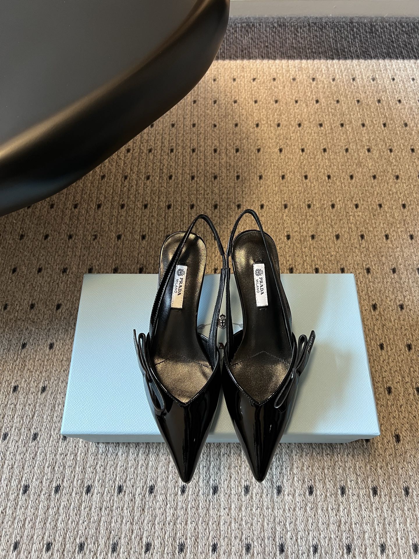NO:923983,Batch PRAD*26ss summer new pointed toe bow tie back strap mid-heeled sandals. The design adopts a sharp pointed toe silhouette, clean lines, and has the effect of modifying the foot shape. The bow element on the shoe body adds a soft element, complementing the design of the back tie strap, taking into account the sense of style and the convenience of putting on and taking off. The brand logo is printed on the inside of the shoe, which low-key highlights the brand style and is suitable for different wearing scenarios.  It is highly adaptable in terms of matching. Whether it is paired with a suit to create a smart workplace look, paired with a dress for a sophisticated and elegant style, or paired with jeans for a cool and casual feel, it can be easily controlled. It is an excellent item to enhance your aura in daily wear. Upper cow patent leather Lining sheepskin Outsole Genuine leather outsole Sizes 35-41 (40.41. 42 size customization is non-refundable)  Heel height 5.5cm,sandals,prada,sandals,skirts,jeans,business suit,sheepskin,Leather soles19860909批 PRAD*26ss夏季新款尖头蝴蝶结后绊带中跟凉鞋 设计上采用利落的尖头廓形,线条干净利落,自带修饰脚型的效果,鞋身的蝴蝶结元素增添了柔美元素,与后绊带的设计相得益彰,兼顾了造型感与穿脱便利性.鞋内印有品牌标识,低调彰显品牌格调,适配不同穿搭场景. 搭配上适配性极强,无论是搭配西装套装打造干练职场造型,还是搭配连衣裙演绎轻熟优雅风,或是搭配牛仔裤展现酷飒休闲感,都能轻松驾驭,是日常穿搭中提升气场的绝佳单品. 鞋面牛漆皮 内里羊皮 大底真皮大底 size35-41码（40.41.42码定制不退换） 跟高5.5cm,凉鞋,prada,sandals,skirts,jeans,business suit,sheepskin,Leather soles,Women's Shoes