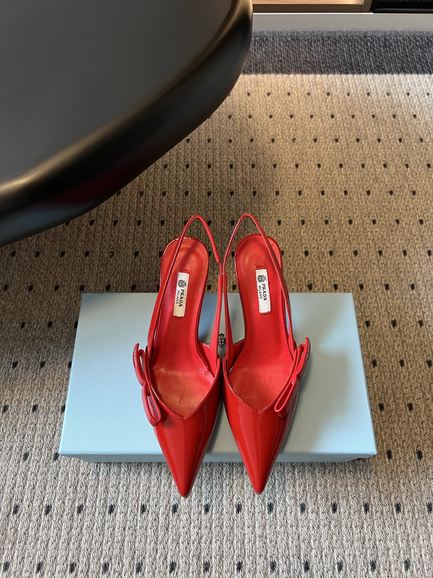 NO:819844,Top-quality PRAD*26ss summer new pointed-toe bow-tie high-heeled sandals. These pointed-toe high-heeled sandals from PRADA are based on the brand's iconic avant-garde aesthetics, creating a shoe item with both a capable aura and exquisite texture.  The design adopts a sharp pointed silhouette, with clean lines and the effect of modifying the shape of the foot. The bow element on the shoe body adds a soft element, which complements the design of the back strap, taking into account the sense of style and the convenience of putting on and taking off. The brand logo is printed on the inside of the shoe, which low-key highlights the brand style and is suitable for different wearing scenarios. Cow patent leather upper, sheepskin lining, genuine leather outsole, size 35-41 (customized sizes 40 and 41 are not returnable)  Heel height 7.5cm, high heels sandals, prada, sandals, high heels, sheepskin, Leather soles19860909顶级品质 PRAD*26ss夏季新款尖头蝴蝶结后绊带高跟凉鞋 这款来自PRADA的尖头后绊带高跟凉鞋,以品牌标志性的先锋美学为基底,打造出兼具干练气场与精致质感的鞋履单品. 设计上采用利落的尖头廓形,线条干净利落,自带修饰脚型的效果,鞋身的蝴蝶结元素增添了柔美元素,与后绊带的设计相得益彰,兼顾了造型感与穿脱便利性.鞋内印有品牌标识,低调彰显品牌格调,适配不同穿搭场景. 鞋面牛漆皮 内里羊皮 大底真皮大底 size35-41码（40、41码定制不退换） 跟高7.5cm,高跟鞋凉鞋,prada,sandals,high heels,sheepskin,Leather soles,Women's Shoes