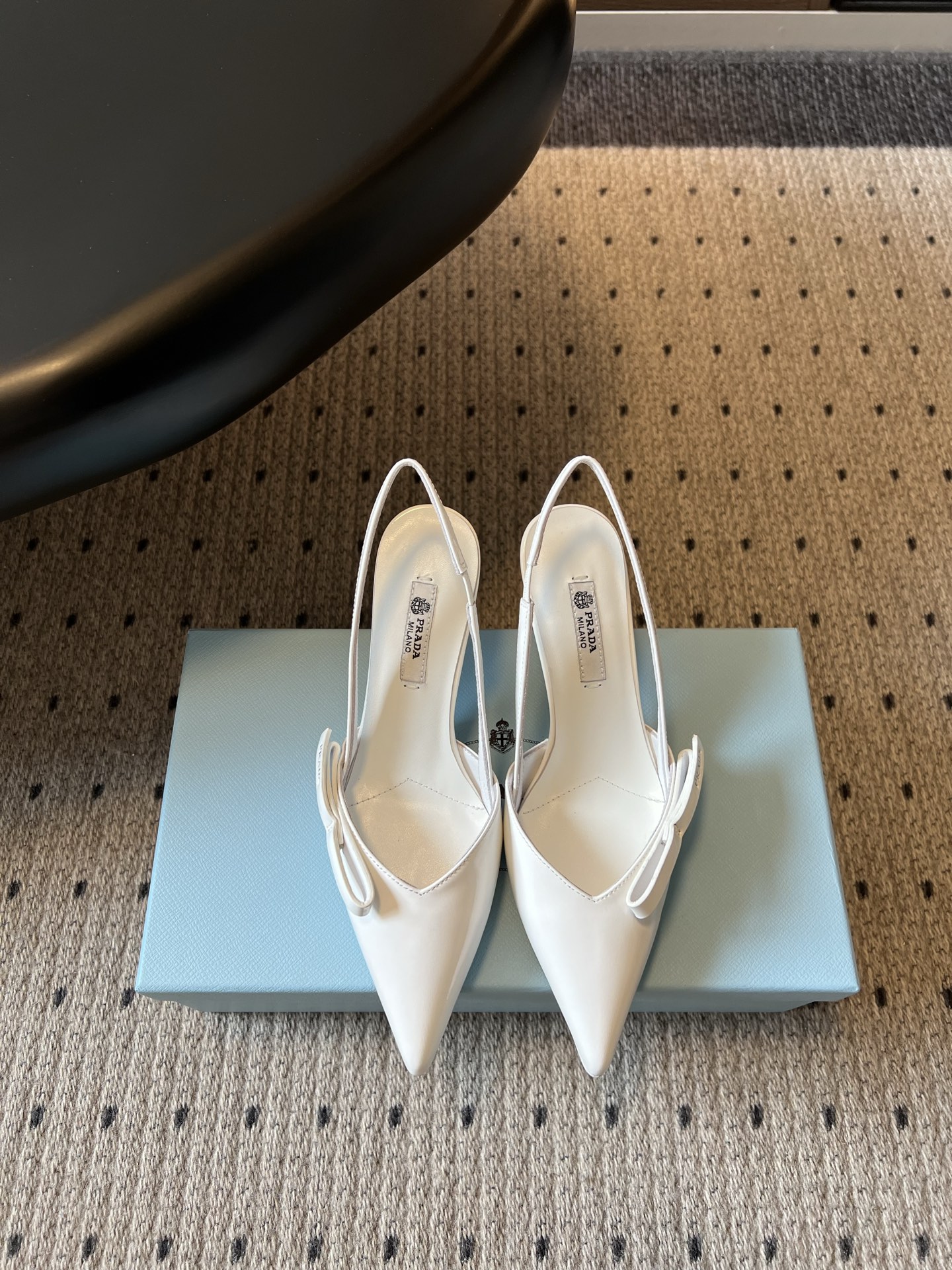 NO:923988,Batch 7.5cm PRAD*26ss summer new pointed toe bow strap high heel sandals. This pointed toe strap high heel sandal from PRADA is based on the brand's iconic avant-garde aesthetics to create a shoe item with both a capable aura and exquisite texture.  The design adopts a sharp pointed silhouette, with clean lines and the effect of modifying the shape of the foot. The bow element of the shoe body adds a soft element, complementing the design of the back strap, taking into account the sense of style and the convenience of putting on and taking off. The brand logo is printed on the inside of the shoe, which low-key highlights the brand style and is suitable for different wearing scenarios. Cow patent leather upper, sheepskin lining, genuine leather outsole, sizes 35-41 (40.41.42 sizes are not returnable for customization)  Heel height 7.5cm, sandals, prada, sandals, sheepskin, Leather soles19860909批 7.5cm PRAD*26ss夏季新款尖头蝴蝶结后绊带高跟凉鞋 这款来自PRADA的尖头后绊带高跟凉鞋,以品牌标志性的先锋美学为基底,打造出兼具干练气场与精致质感的鞋履单品. 设计上采用利落的尖头廓形,线条干净利落,自带修饰脚型的效果,鞋身的蝴蝶结元素增添了柔美元素,与后绊带的设计相得益彰,兼顾了造型感与穿脱便利性.鞋内印有品牌标识,低调彰显品牌格调,适配不同穿搭场景. 鞋面牛漆皮 内里羊皮 大底真皮大底 size35-41码（40.41.42码定制不退换） 跟高7.5cm,凉鞋,prada,sandals,sheepskin,Leather soles,Women's Shoes