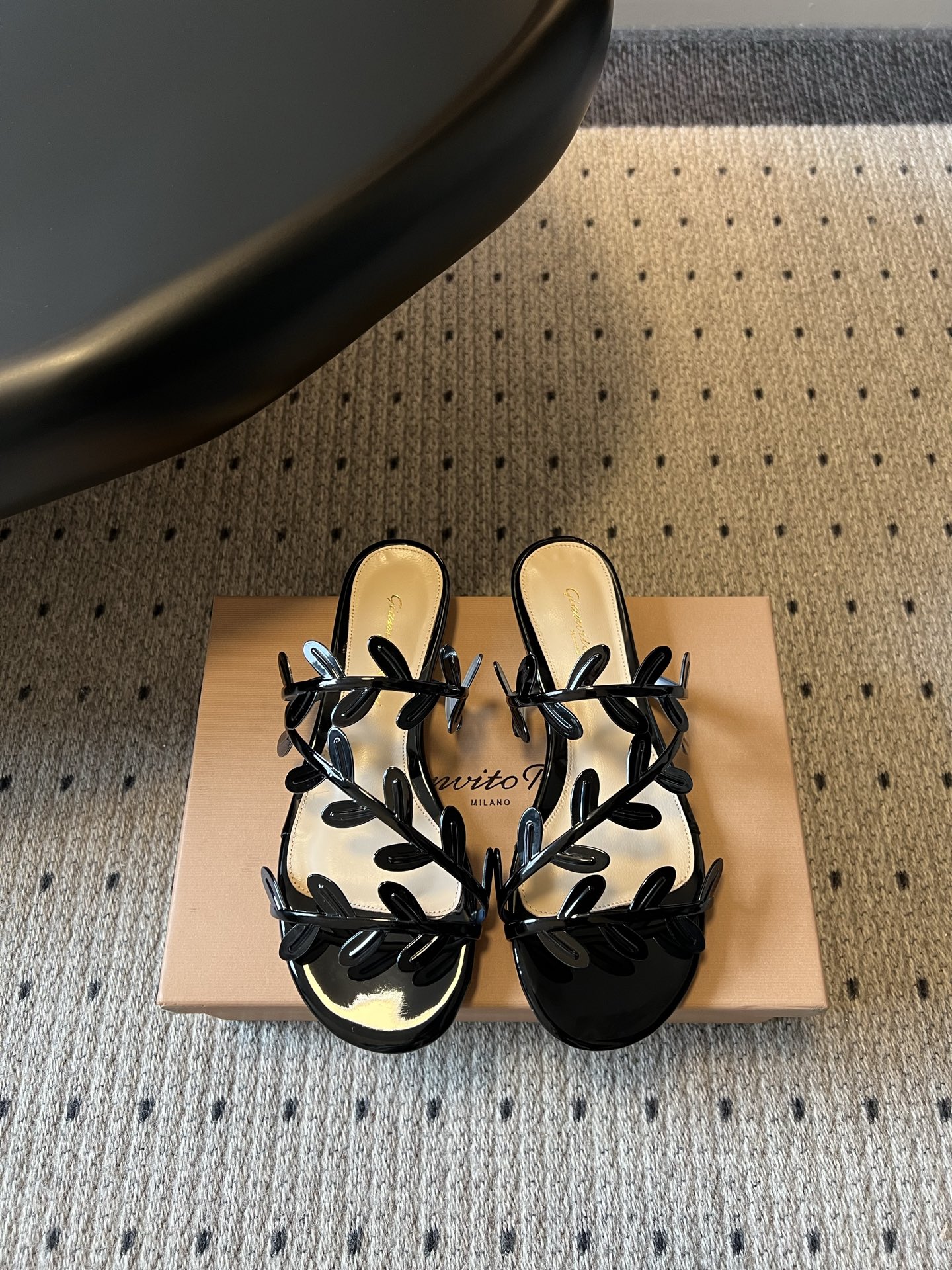 NO:869022,Gianvito Ross*26ss new summer vine flat sandals. This leaf sandal is based on the brand's iconic elegant aesthetics. It uses leaf-shaped ribbons to outline a light and romantic outline. Every line is delicate and full of aura, with a relaxed sense of luxury. There is almost no choice of scene when paired with it. Whether it is daily travel, casual dating, or paired with vacation skirts or simple denim, it can be easily adapted to inject a touch of smart sophistication into the look. Original custom fabric for the upper  Sheepskin lining, Italian genuine leather outsole, size 35-40 (customized size 40 is not returnable), slippers, slippers, skirts, sheepskin, Leather soles19860909Gianvito Ross*26ss夏季新款藤蔓平底凉拖 这款叶子凉拖,以品牌标志性的优雅美学为基底,用叶片造型的饰带勾勒出轻盈浪漫的轮廓,每一处线条都细腻而富有灵气,自带松弛的高级感. 搭配上它几乎不挑场景,无论是日常出行、休闲约会,还是搭配度假裙装、简约牛仔,都能轻松适配,为造型注入一抹灵动的精致感. 鞋面原版定制面料 内里羊皮 大底意大利真皮大底 size35-40码（40码定制不退换）,拖鞋,slippers,skirts,sheepskin,Leather soles,Women's Shoes