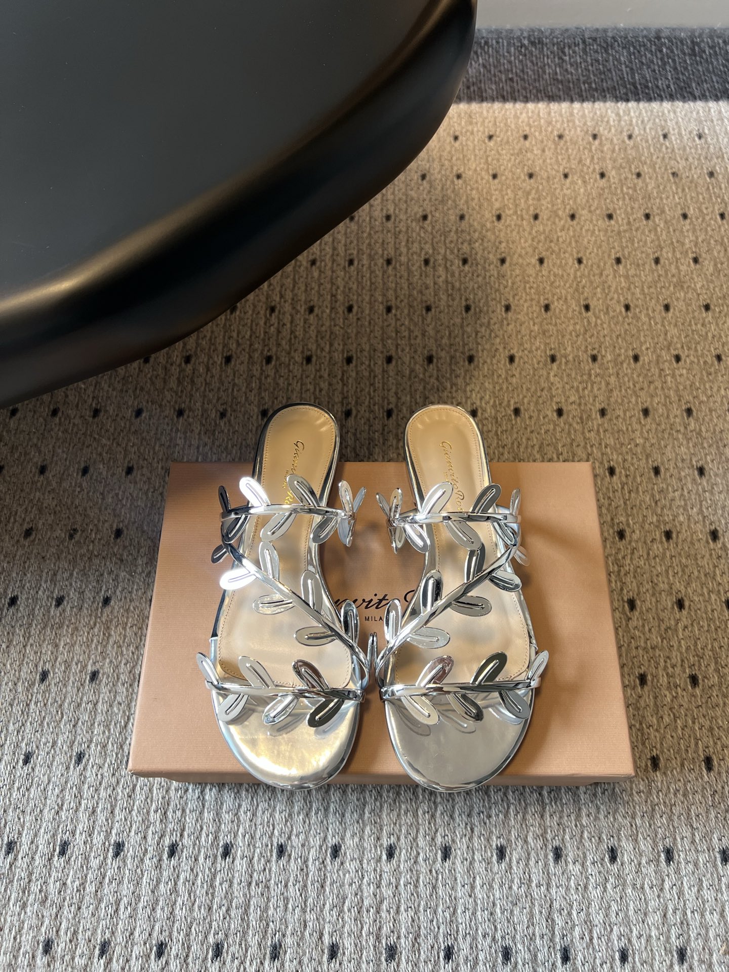 NO:869030,Gianvito Ross*26ss new summer vine flat sandals. This leaf sandal is based on the brand's iconic elegant aesthetics. It uses leaf-shaped ribbons to outline a light and romantic outline. Every line is delicate and full of aura, with a relaxed sense of luxury. There is almost no choice of scene when paired with it. Whether it is daily travel, casual dating, or paired with vacation skirts or simple denim, it can be easily adapted to inject a touch of smart sophistication into the look. Original custom fabric for the upper  Sheepskin lining, Italian genuine leather outsole, size 35-40 (customized size 40 is not returnable), slippers, slippers, skirts, sheepskin, Leather soles19860909Gianvito Ross*26ss夏季新款藤蔓平底凉拖 这款叶子凉拖,以品牌标志性的优雅美学为基底,用叶片造型的饰带勾勒出轻盈浪漫的轮廓,每一处线条都细腻而富有灵气,自带松弛的高级感. 搭配上它几乎不挑场景,无论是日常出行、休闲约会,还是搭配度假裙装、简约牛仔,都能轻松适配,为造型注入一抹灵动的精致感. 鞋面原版定制面料 内里羊皮 大底意大利真皮大底 size35-40码（40码定制不退换）,拖鞋,slippers,skirts,sheepskin,Leather soles,Women's Shoes