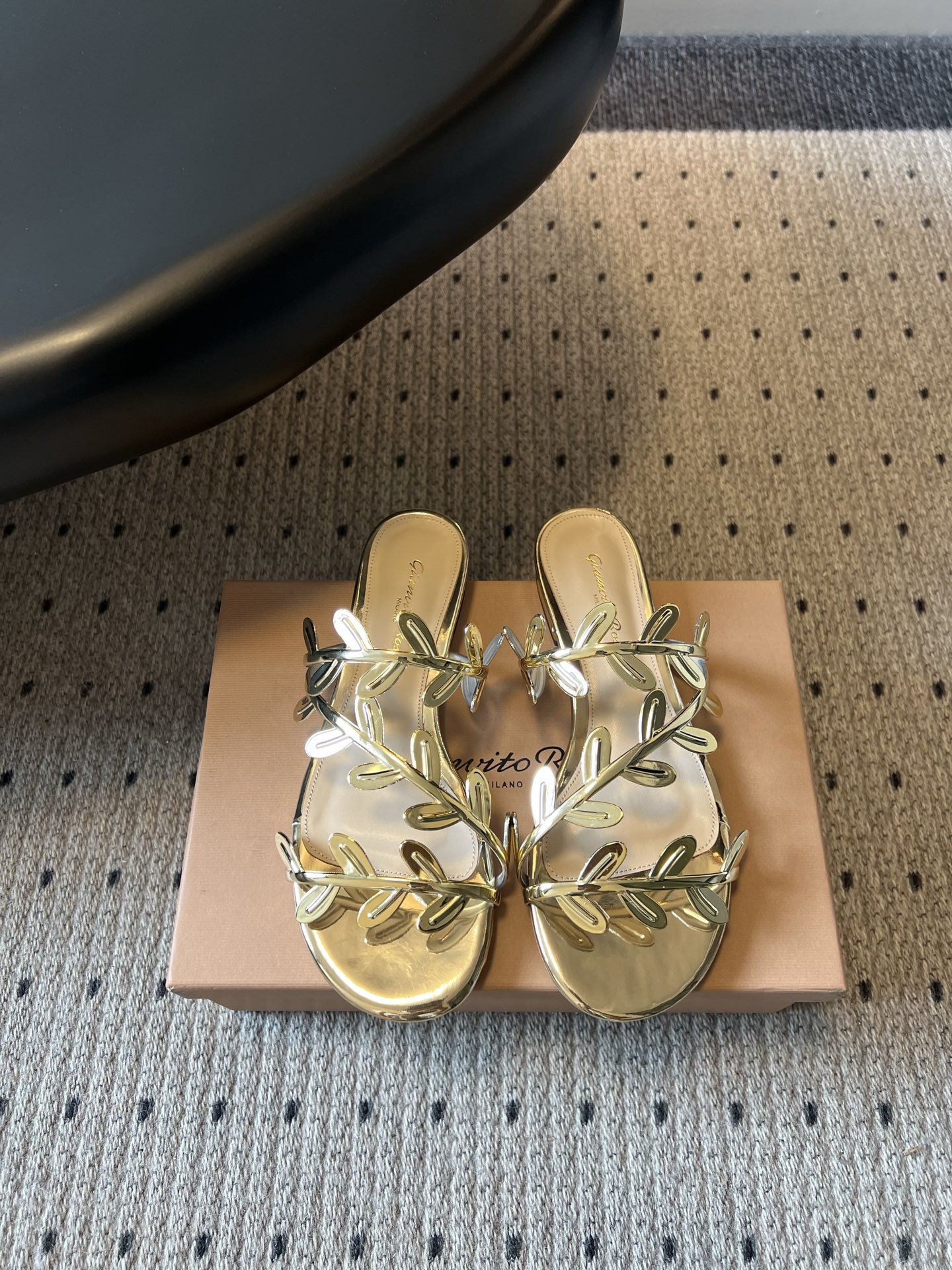 NO:869038,Gianvito Ross*26ss new summer vine flat sandals. This leaf sandal is based on the brand's iconic elegant aesthetics. It uses leaf-shaped ribbons to outline a light and romantic outline. Every line is delicate and full of aura, with a relaxed sense of luxury. There is almost no choice of scene when paired with it. Whether it is daily travel, casual dating, or paired with vacation skirts or simple denim, it can be easily adapted to inject a touch of smart sophistication into the look. Original custom fabric for the upper  Sheepskin lining, Italian genuine leather outsole, size 35-40 (customized size 40 is not returnable), slippers, slippers, skirts, sheepskin, Leather soles19860909Gianvito Ross*26ss夏季新款藤蔓平底凉拖 这款叶子凉拖,以品牌标志性的优雅美学为基底,用叶片造型的饰带勾勒出轻盈浪漫的轮廓,每一处线条都细腻而富有灵气,自带松弛的高级感. 搭配上它几乎不挑场景,无论是日常出行、休闲约会,还是搭配度假裙装、简约牛仔,都能轻松适配,为造型注入一抹灵动的精致感. 鞋面原版定制面料 内里羊皮 大底意大利真皮大底 size35-40码（40码定制不退换）,拖鞋,slippers,skirts,sheepskin,Leather soles,Women's Shoes