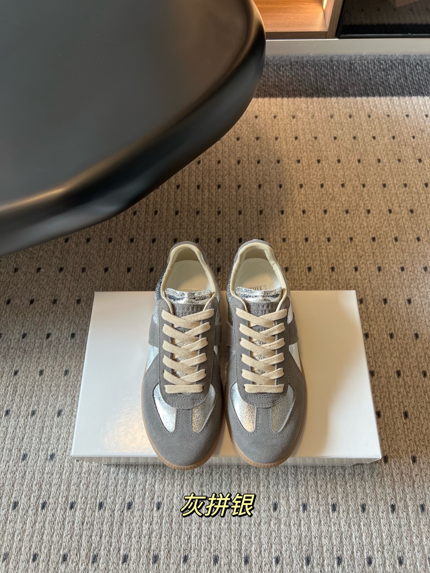 NO:819519,The top version of Maison Margiel*26ss new summer casual moral training shoes is based on the brand's iconic retro style. It is made of fine suede material with metallic splicing. The shoe shape has neat retro lines and has a relaxed and high-end atmosphere. Whether it is paired with drapey casual pants, straight jeans, or simple workwear items, it can be easily adapted to inject a casual and fashionable style into daily wear, suitable for commuting, going out and other scenes.  Upper metallic leather/cow suede, lining cowhide, outsole, original molded outsole, size women's size 35-41 (customized sizes 40 and 41 are non-refundable), men's size 39-45 (customized size 45, non-refundable), casual shoes/sports shoes, sneakers, jeans, cowhide19860909顶级版本 Maison Margiel*26ss夏季新款休闲德训鞋 以品牌标志性的复古做旧风格为基调,采用细腻反绒材质搭配金属质感拼接,鞋型线条利落复古,自带松弛又高级的氛围感. 无论是搭配垂坠感休闲裤、直筒牛仔裤,还是简约工装单品,都能轻松适配,为日常穿搭注入随性又时髦的格调,适配通勤、出街等多种场景. 鞋面金属皮/牛反绒 内里牛皮 大底原版开模大底 size女码35-41码（40、41码定制不退换）男码39-45码（45码定制不退换）,休闲鞋/运动鞋,sneakers,jeans,cowhide,Women's Shoes