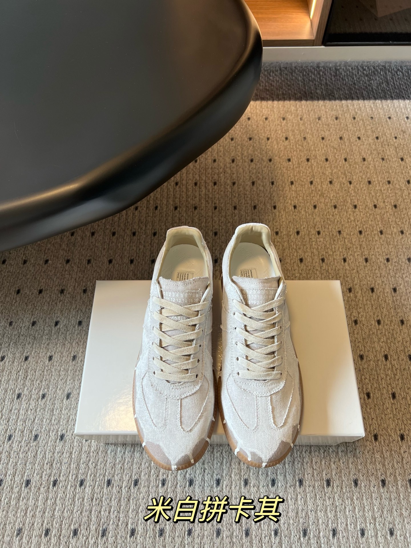 NO:819525,The top version of Maison Margiel*'s new summer distressed washed and painted moral training shoes is based on the brand's iconic avant-garde aesthetics. It is made of distressed washed fabrics and has a deconstructed design with exposed stitching. It cleverly combines retro sports style with avant-garde artistic sense, and has a relaxed and rebellious high-end atmosphere.  Whether paired with washed jeans, distressed overalls, or lazy wide-leg pants, it can be easily adapted to inject a casual and attitude style into daily wear, and is suitable for commuting, going out on the street, visiting stores, etc. Washed cloth upper, cowhide lining, outsole, original molded outsole  size women's size 35-41 (customized sizes 40 and 41 are non-refundable) men's size 39-45 (customized size 45 is non-returnable), casual shoes/sports shoes, sneakers, jeans, cowhide19860909顶级版本 Maison Margiel*夏季新款做旧水洗泼漆款德训鞋 以品牌标志性的先锋美学为内核,采用做旧水洗面料打造,搭配外露缝线的解构设计,将复古运动风格与先锋艺术感巧妙融合,自带松弛又叛逆的高级氛围. 无论是搭配水洗牛仔裤、做旧工装裤,还是慵懒风阔腿裤,都能轻松适配,为日常穿搭注入随性又有态度的格调,适配通勤、出街、探店等多种场景. 鞋面水洗布 内里牛皮 大底原版开模大底 size女码35-41码（40、41码定制不退换）男码39-45码（45码定制不退换）,休闲鞋/运动鞋,sneakers,jeans,cowhide,Women's Shoes