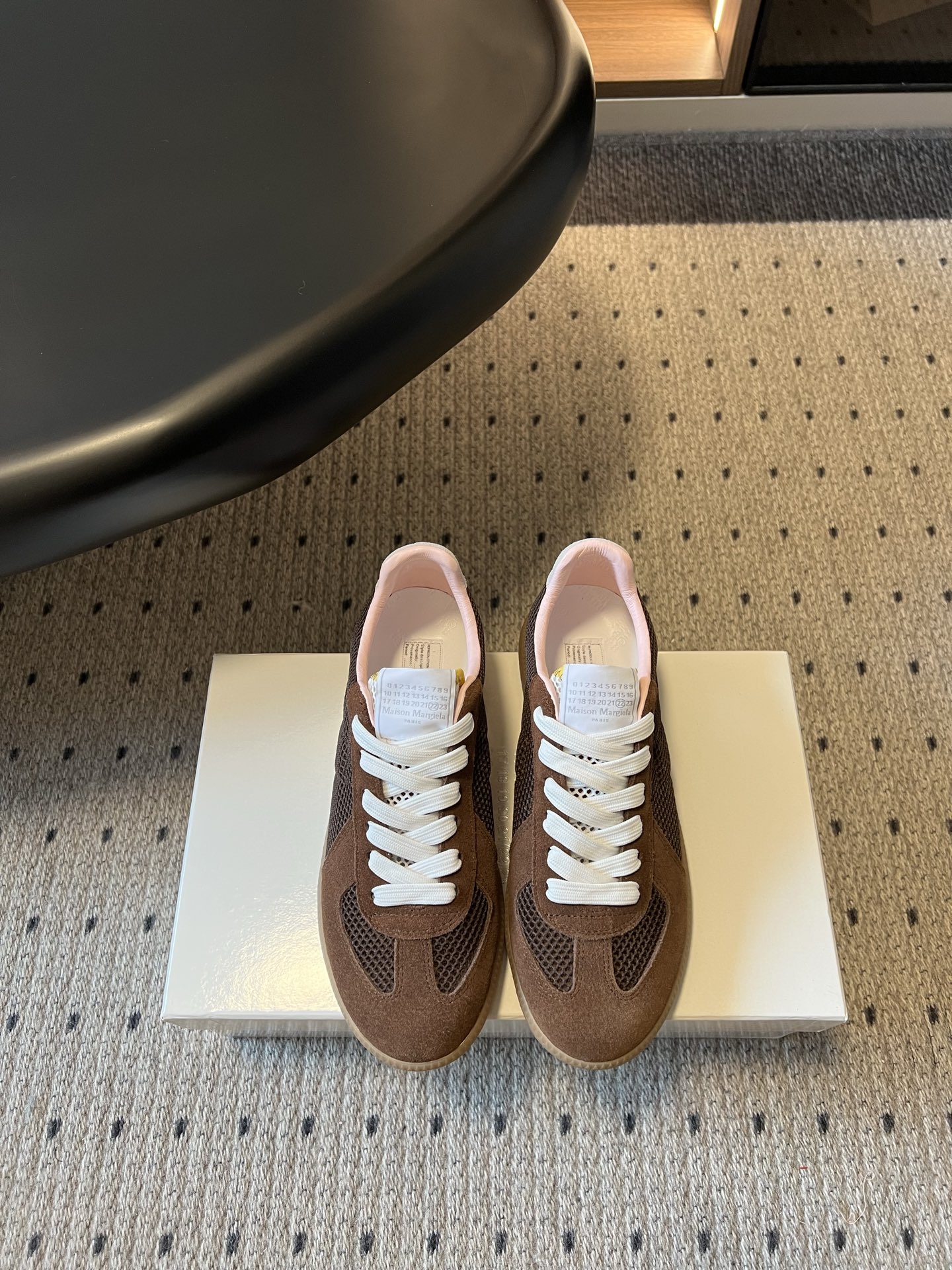 NO:819531,Top version Maison Margiel*26ss new summer mesh moral training shoes. Mesh moral training shoes are based on the brand's iconic retro aesthetics. They are made of breathable mesh spliced with fine anti-velvet material. The shoe shape has neat retro lines and a relaxed and high-end atmosphere. This pair of shoes can be adapted to a variety of daily wear scenarios, whether it is a neat commuting style, a casual street style, or a simple casual look, it can be naturally integrated into it, easily creating an effortless sense of luxury.  Upper cow suede/mesh fabric lining cowhide outsole original molded outsole size women's size 35-41 (customized sizes 40 and 41 are not returnable) men's size 39-45 (customized size 45 is not returnable), casual shoes/sports shoes, sneakers, cowhide19860909顶级版本 Maison Margiel*26ss夏季新款网面德训鞋 网面德训鞋,以品牌标志性的复古美学为基底,采用透气网面拼接细腻反绒材质,鞋型线条利落复古,自带松弛又高级的氛围感. 这双鞋能适配多种日常穿搭场景,无论是利落的通勤造型、随性的街头风,还是简约的休闲look,都能自然融入,轻松打造不费力的高级感. 鞋面牛反绒/网布 内里牛皮 大底原版开模大底 size女码35-41码（40、41码定制不退换）男码39-45码（45码定制不退换）,休闲鞋/运动鞋,sneakers,cowhide,Women's Shoes