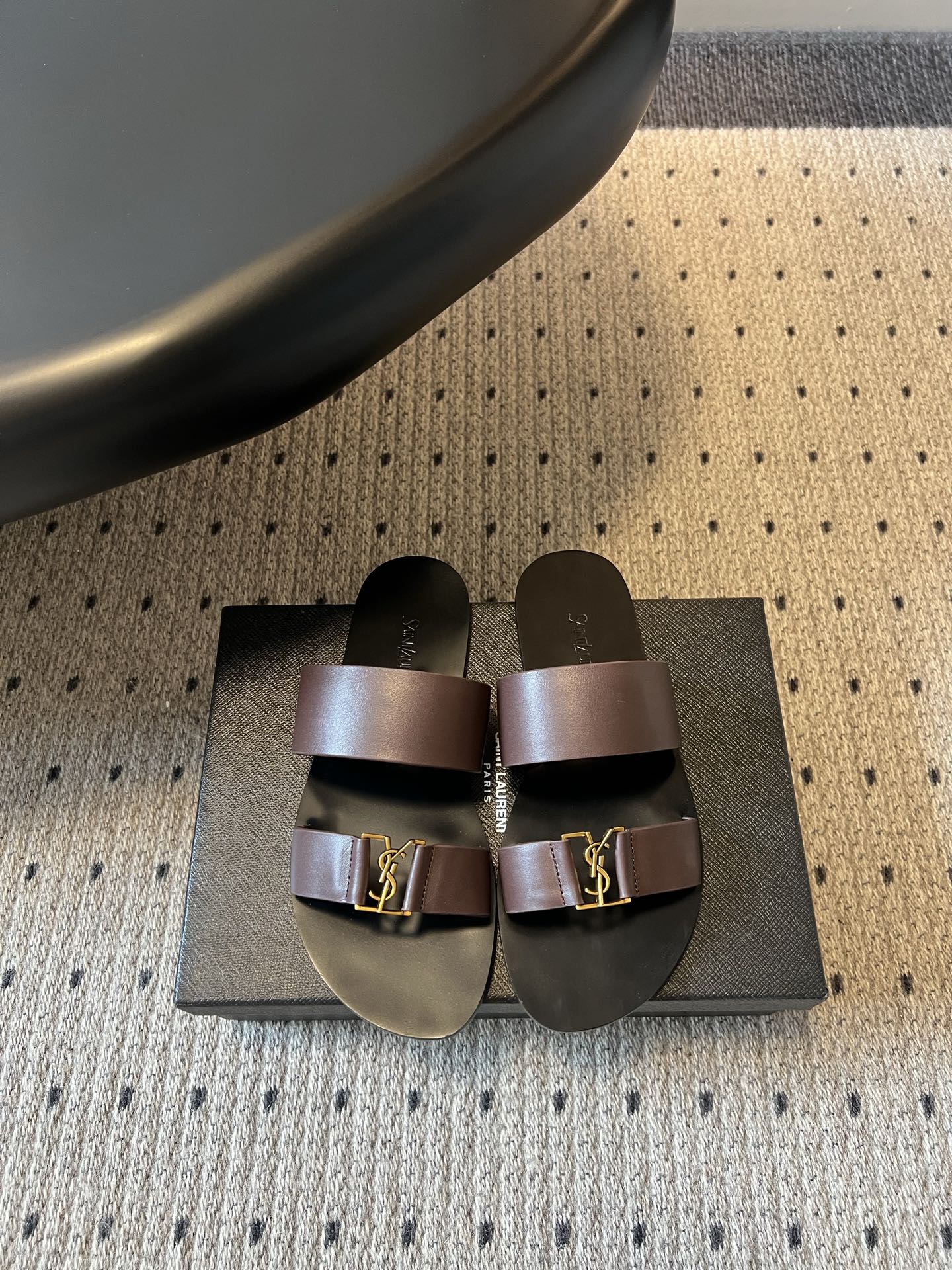 NO:819513,Top version Saint Laurent YSL new summer double-strap logo flat sandals. This double-strap logo flat sandals are a perfect fusion of the brand's classic aesthetics and daily comfort. With the iconic metal logo as the visual focus, the neat double-strap lines outline a simple and elegant outline, bringing with it an innate high-end aura.  Its matching compatibility is very strong, whether it is worn with casual jeans, commuter suit pants, or holiday-style skirts, it can be easily controlled, injecting full recognition and texture into simple outfits. Upper cowhide leather lining sheepskin outsole Italian genuine leather outsole size 35-41 (customized sizes 40 and 41 are non-returnable), slippers, saint laurent, saint laurent, slippers, skirts, business suit, cowhide, sheepskin, Leather  soles19860909顶级版本 Saint Laurent YSL夏季新款双带logo平底凉拖 这款双带logo平底凉拖,是品牌经典美学与日常舒适感的完美融合,以标志性金属标识为视觉焦点,利落的双带线条勾勒出简约大气的轮廓,自带与生俱来的高级气场. 它的搭配兼容性极强,无论是日常搭配休闲牛仔、通勤西装裤,还是度假风裙装,都能轻松驾驭,为简约穿搭注入满满的辨识度与质感. 鞋面牛皮 内里羊皮 大底意大利真皮大底 size35-41码（40、41码定制不退换）,拖鞋,saint laurent,saint laurent,slippers,skirts,business suit,cowhide,sheepskin,Leather soles,Women's Shoes