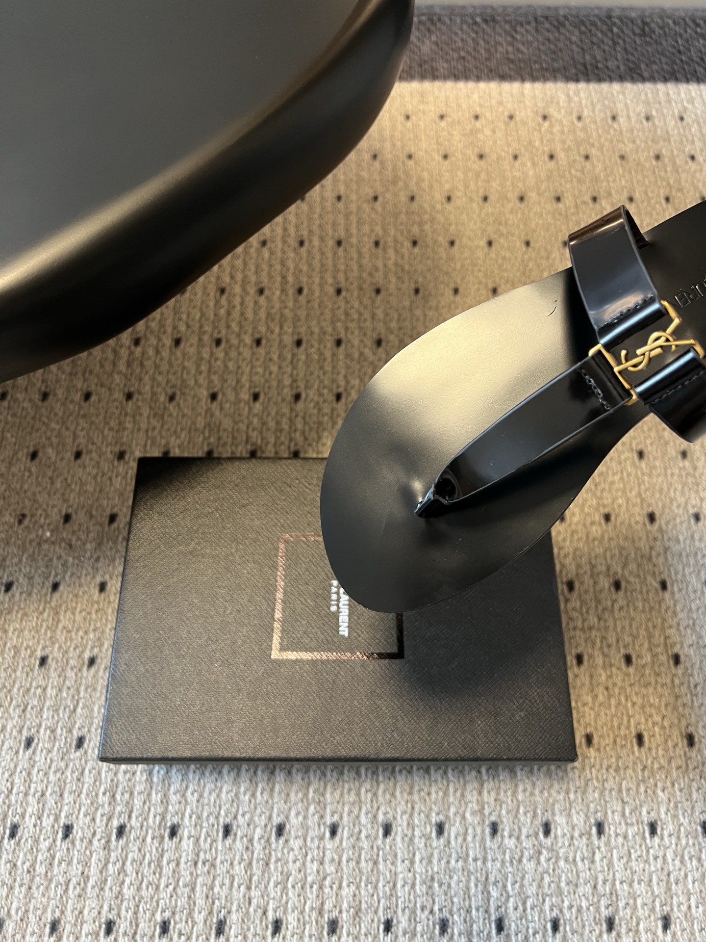 생로랑 YSL 메탈 로고 T 스트랩 플랫 샌들 상세 이미지 7
