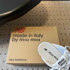 Miu mi*× New Balanc*联名半拖运动鞋这双联名半拖运动鞋,完美融合了运动复古风与品牌标志 Miu mi*× New Balanc*联名半拖运动鞋这双联名半拖运动鞋,完美融合了运动复古风与品牌标志