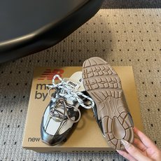 Miu mi*× New Balanc*联名半拖运动鞋这双联名半拖运动鞋,完美融合了运动复古风与品牌标志 Miu mi*× New Balanc*联名半拖运动鞋这双联名半拖运动鞋,完美融合了运动复古风与品牌标志