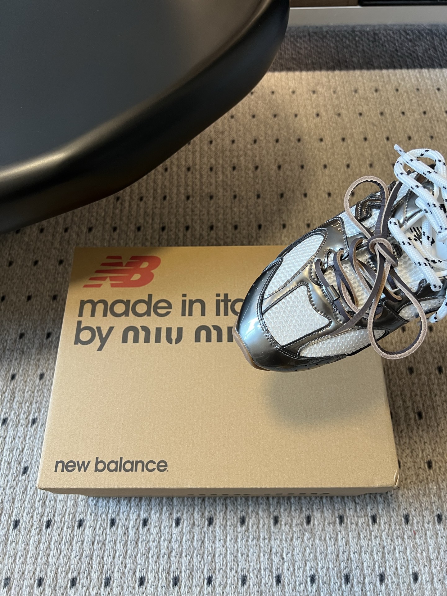 Miu mi*× New Balanc*联名半拖运动鞋这双联名半拖运动鞋,完美融合了运动复古风与品牌标志 Miu mi*× New Balanc*联名半拖运动鞋这双联名半拖运动鞋,完美融合了运动复古风与品牌标志