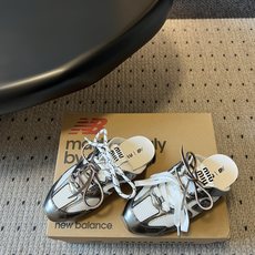 Miu mi*× New Balanc*联名半拖运动鞋这双联名半拖运动鞋,完美融合了运动复古风与品牌标志 Miu mi*× New Balanc*联名半拖运动鞋这双联名半拖运动鞋,完美融合了运动复古风与品牌标志