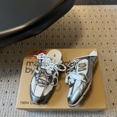 Miu mi*× New Balanc*联名半拖运动鞋这双联名半拖运动鞋,完美融合了运动复古风与品牌标志 Miu mi*× New Balanc*联名半拖运动鞋这双联名半拖运动鞋,完美融合了运动复古风与品牌标志