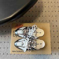 Miu mi*× New Balanc*联名半拖运动鞋这双联名半拖运动鞋,完美融合了运动复古风与品牌标志 Miu mi*× New Balanc*联名半拖运动鞋这双联名半拖运动鞋,完美融合了运动复古风与品牌标志
