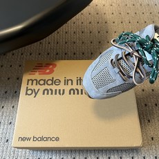 Miu mi*× New Balanc*联名半拖运动鞋这双联名半拖运动鞋,完美融合了运动复古风与品牌标志 Miu mi*× New Balanc*联名半拖运动鞋这双联名半拖运动鞋,完美融合了运动复古风与品牌标志