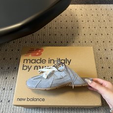 Miu mi*× New Balanc*联名半拖运动鞋这双联名半拖运动鞋,完美融合了运动复古风与品牌标志 Miu mi*× New Balanc*联名半拖运动鞋这双联名半拖运动鞋,完美融合了运动复古风与品牌标志