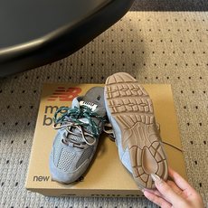 Miu mi*× New Balanc*联名半拖运动鞋这双联名半拖运动鞋,完美融合了运动复古风与品牌标志 Miu mi*× New Balanc*联名半拖运动鞋这双联名半拖运动鞋,完美融合了运动复古风与品牌标志