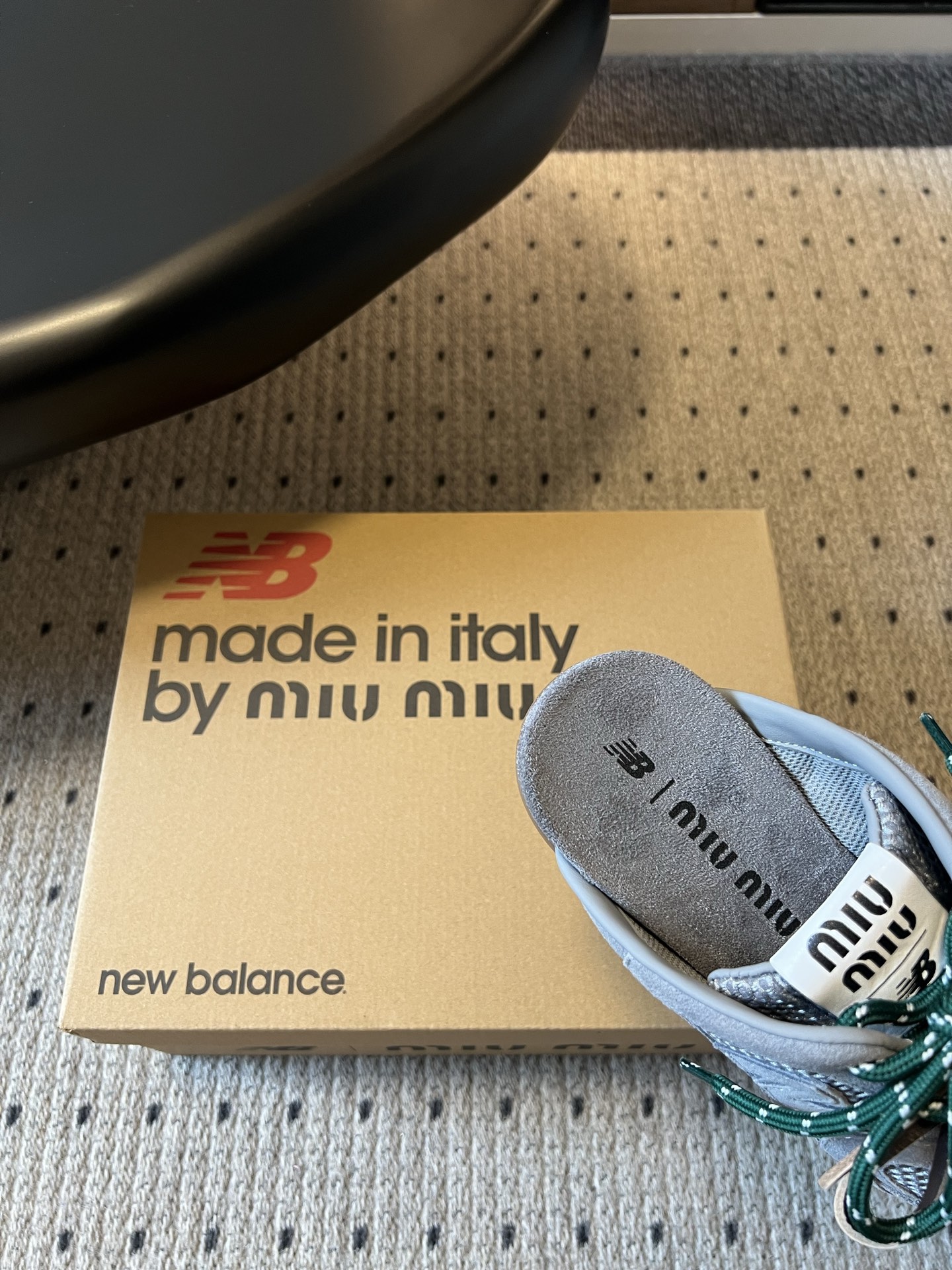 Miu mi*× New Balanc*联名半拖运动鞋这双联名半拖运动鞋,完美融合了运动复古风与品牌标志 Miu mi*× New Balanc*联名半拖运动鞋这双联名半拖运动鞋,完美融合了运动复古风与品牌标志