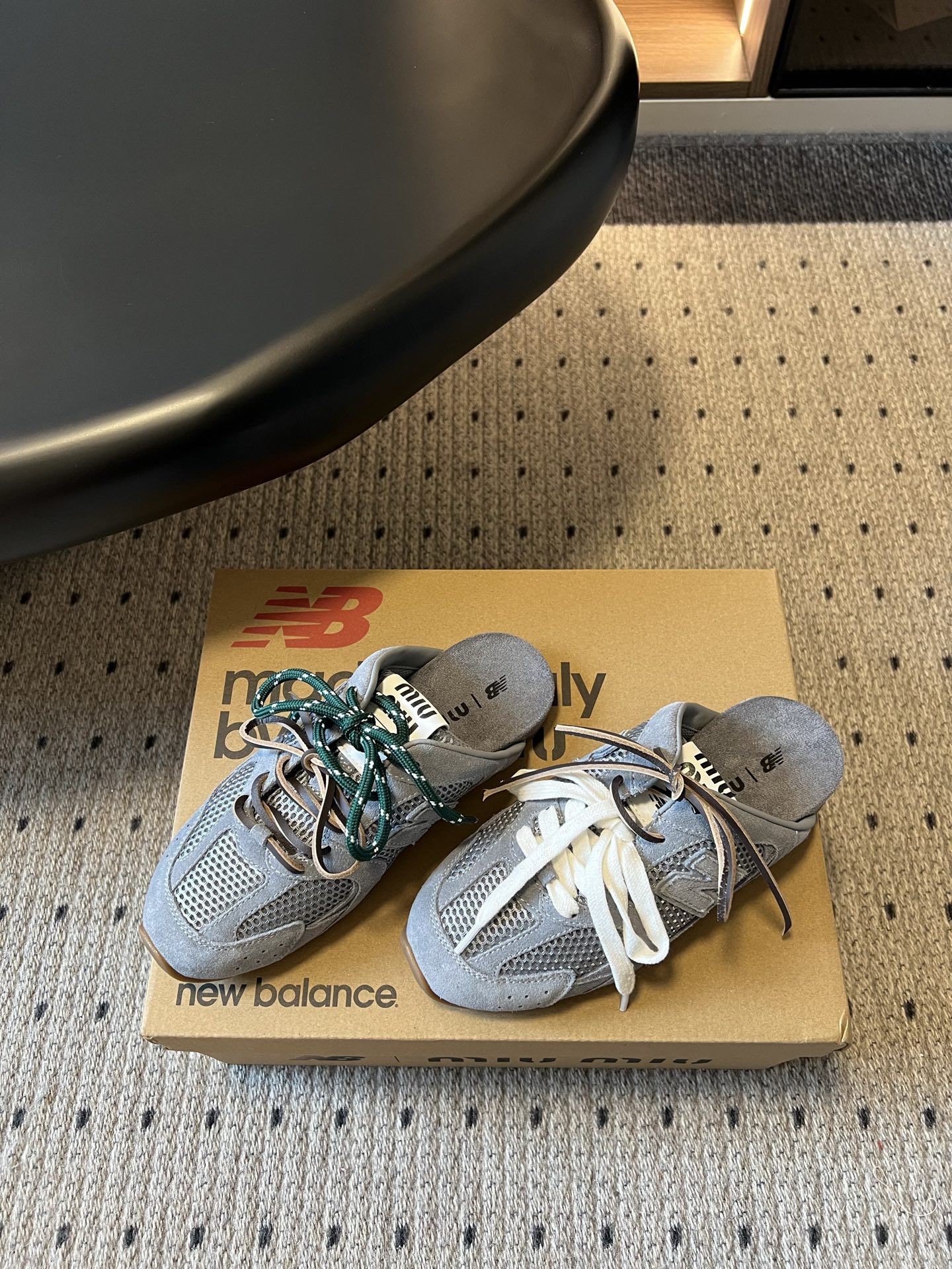 Miu mi*× New Balanc*联名半拖运动鞋这双联名半拖运动鞋,完美融合了运动复古风与品牌标志 Miu mi*× New Balanc*联名半拖运动鞋这双联名半拖运动鞋,完美融合了运动复古风与品牌标志