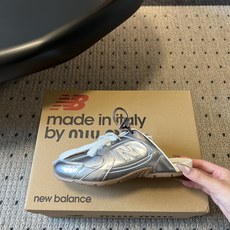 Miu mi*× New Balanc*联名半拖运动鞋这双联名半拖运动鞋,完美融合了运动复古风与品牌标志 Miu mi*× New Balanc*联名半拖运动鞋这双联名半拖运动鞋,完美融合了运动复古风与品牌标志