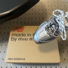 Miu mi*× New Balanc*联名半拖运动鞋这双联名半拖运动鞋,完美融合了运动复古风与品牌标志 Miu mi*× New Balanc*联名半拖运动鞋这双联名半拖运动鞋,完美融合了运动复古风与品牌标志