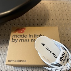 Miu mi*× New Balanc*联名半拖运动鞋这双联名半拖运动鞋,完美融合了运动复古风与品牌标志 Miu mi*× New Balanc*联名半拖运动鞋这双联名半拖运动鞋,完美融合了运动复古风与品牌标志