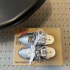 Miu mi*× New Balanc*联名半拖运动鞋这双联名半拖运动鞋,完美融合了运动复古风与品牌标志 Miu mi*× New Balanc*联名半拖运动鞋这双联名半拖运动鞋,完美融合了运动复古风与品牌标志