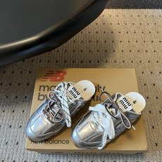 Miu mi*× New Balanc*联名半拖运动鞋这双联名半拖运动鞋,完美融合了运动复古风与品牌标志 Miu mi*× New Balanc*联名半拖运动鞋这双联名半拖运动鞋,完美融合了运动复古风与品牌标志