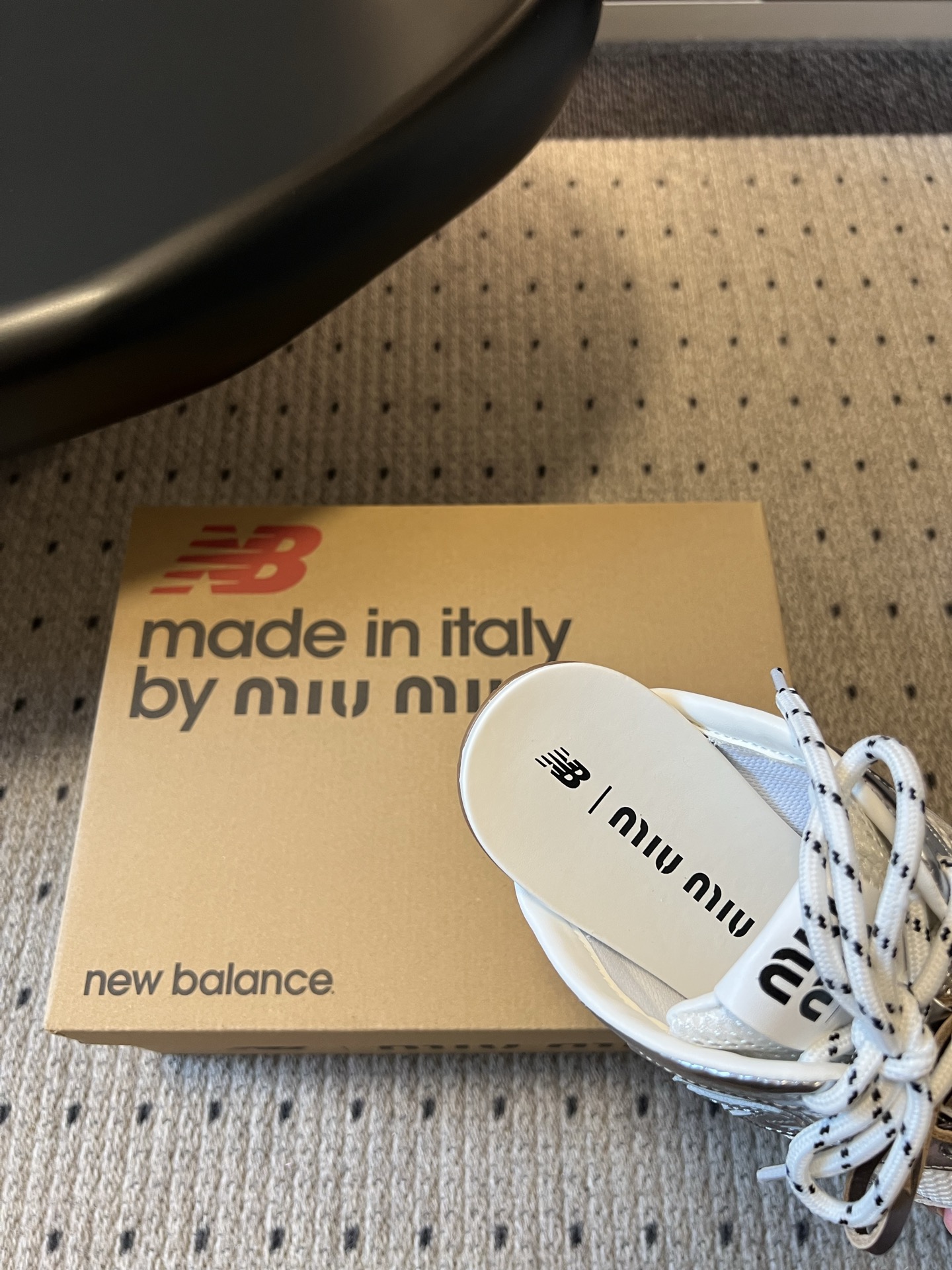 Miu mi*× New Balanc*联名半拖运动鞋这双联名半拖运动鞋,完美融合了运动复古风与品牌标志 Miu mi*× New Balanc*联名半拖运动鞋这双联名半拖运动鞋,完美融合了运动复古风与品牌标志