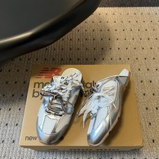 Miu mi*× New Balanc*联名半拖运动鞋这双联名半拖运动鞋,完美融合了运动复古风与品牌标志 Miu mi*× New Balanc*联名半拖运动鞋这双联名半拖运动鞋,完美融合了运动复古风与品牌标志