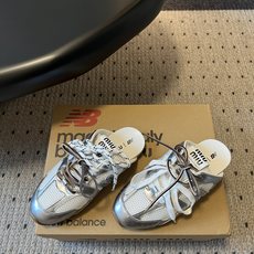 Miu mi*× New Balanc*联名半拖运动鞋这双联名半拖运动鞋,完美融合了运动复古风与品牌标志 Miu mi*× New Balanc*联名半拖运动鞋这双联名半拖运动鞋,完美融合了运动复古风与品牌标志