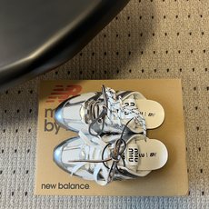 Miu mi*× New Balanc*联名半拖运动鞋这双联名半拖运动鞋,完美融合了运动复古风与品牌标志 Miu mi*× New Balanc*联名半拖运动鞋这双联名半拖运动鞋,完美融合了运动复古风与品牌标志