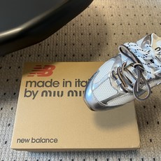 Miu mi*× New Balanc*联名半拖运动鞋这双联名半拖运动鞋,完美融合了运动复古风与品牌标志 Miu mi*× New Balanc*联名半拖运动鞋这双联名半拖运动鞋,完美融合了运动复古风与品牌标志