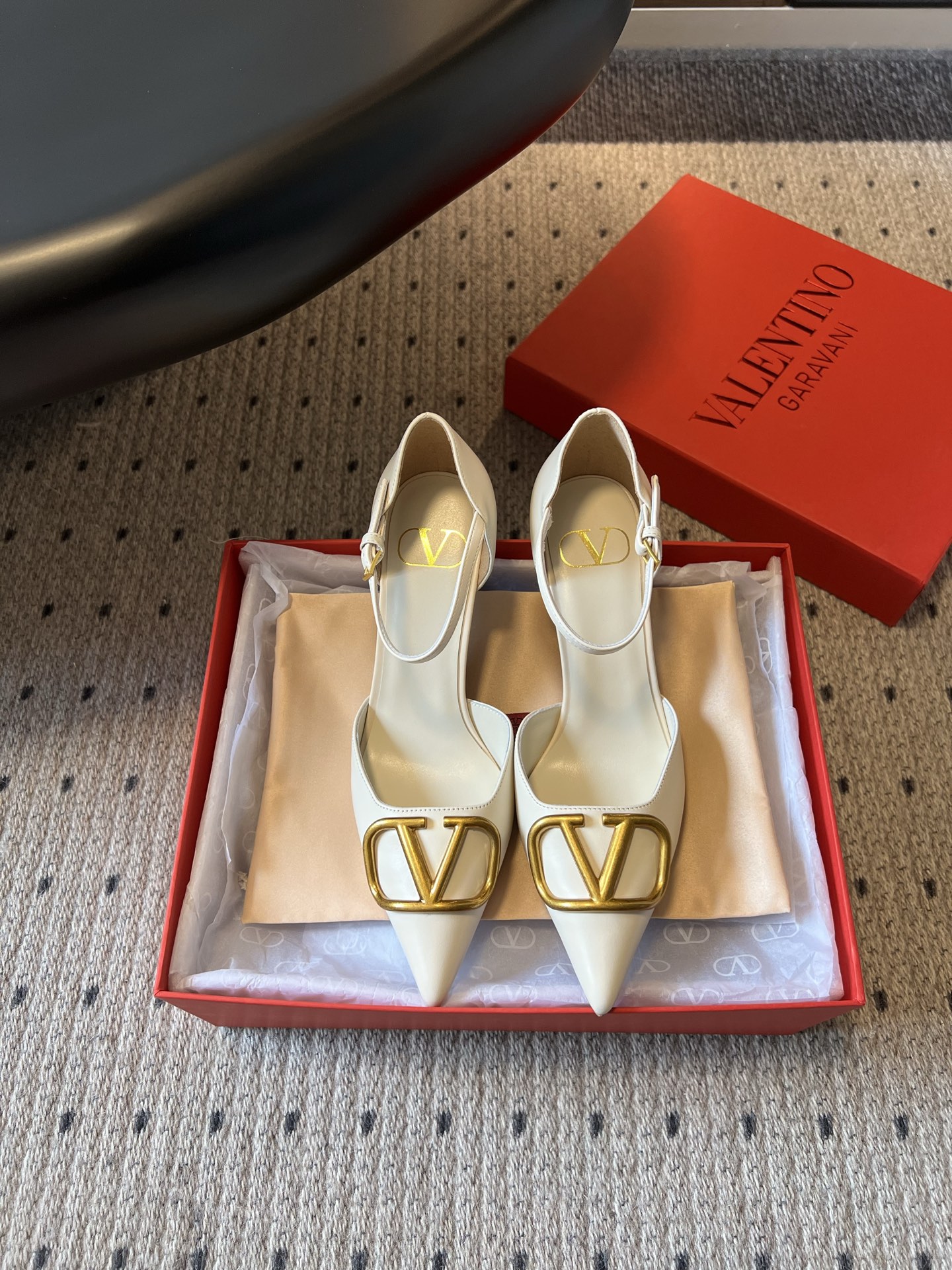 NO:871413,Valentin* Valentino 26ss summer new pointed-toe classic V-buckle high-heeled shoes. This pair of high-heeled shoes uses the brand's iconic metal V logo directly as a dazzling detail on the toe. The neat pointed-toe cut is paired with a slender ankle strap design, which can not only modify the foot shape but also bring a sense of retro sophistication. There are no unnecessary decorations but a high-end texture everywhere.  Paired with it, it is almost universal. You can wear it with a pair of straight jeans for a casual French style on a daily basis. If you change it to drape suit pants of the same color, you can instantly switch to a smart workplace. Paired with a dress or skirt, it can easily match the two styles of dating and commuting. Different colors can also suit a variety of wearing atmospheres from gentle to cool. Cowhide upper, sheepskin lining, Italian genuine leather outsole  size 35-42 (customized sizes 40, 41, 42 are non-refundable) Heel height 8cm, sandals, valentino, valentino, sandals, high heels, skirts, jeans, business suit, cowhide, sheepskin, Leather soles19860909Valentin*华伦天奴26ss夏季新款尖头经典V扣高跟鞋 这双高跟鞋把品牌标志性的金属V字标识,直接做成了鞋头的亮眼细节,利落的尖头剪裁搭配纤细的踝带设计,既能修饰脚型又自带复古精致感,没有多余的装饰却处处透着高级的质感. 搭配上它几乎是万能的存在,日常配一条直筒牛仔裤就能穿出随性的法式松弛感,换成同色系的垂坠感西装裤又能瞬间切换到干练的职场状态,搭配连衣裙或者半身裙更是能轻松拿捏约会和通勤两种风格,不同颜色还能适配从温柔到酷飒的多种穿搭氛围. 鞋面牛皮 内里羊皮 大底意大利真皮大底 size35-42码（40、41、42码定制不退换） 跟高8cm,凉鞋,valentino,valentino,sandals,high heels,skirts,jeans,business suit,cowhide,sheepskin,Leather soles,Women's Shoes