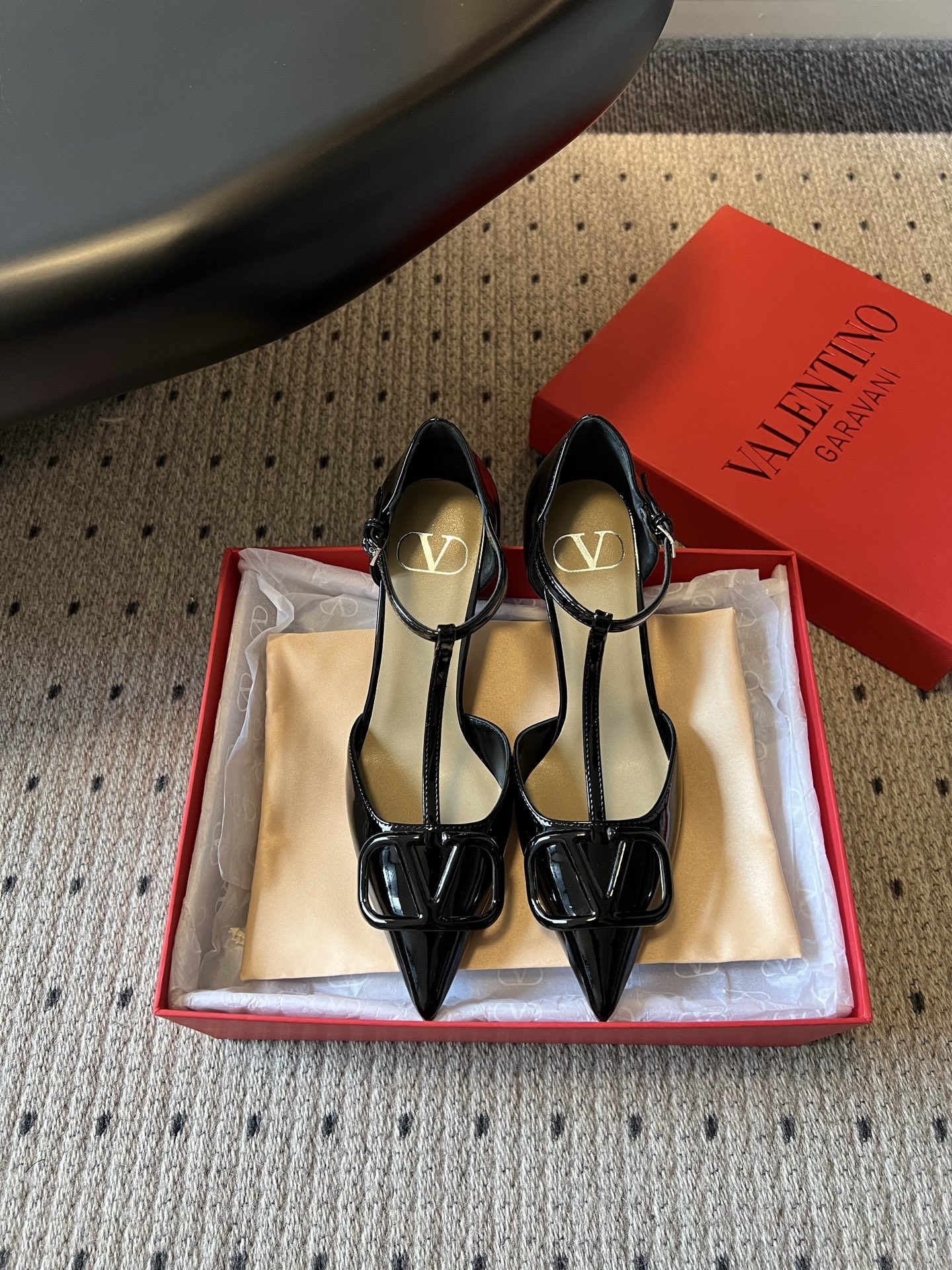 NO:871407,Valentin* Valentino 26ss summer new pointed-toe T-strap classic V-buckle high heels use the brand's iconic metal VLogo as the core design element. The hollow metal buckle on the toe echoes the same series logo on the ankle strap. The neat pointed toe cut and slim ankle strap not only modify the foot lines, but also inject a retro and elegant texture. Every detail highlights the brand's recognition.  It is almost universal in matching scenarios. It can be worn with straight-leg jeans on a daily basis to create a casual French relaxed feeling. When put on drapey suit pants, it can instantly switch to a smart workplace state. When paired with a dress or skirt, it can easily achieve the dual atmosphere of dating and commuting. Cowhide upper, sheepskin lining, Italian genuine leather outsole, sizes 35-42 (customized sizes 40, 41, and 42 are non-refundable)  Heel height 8cm,sandals,valentino,valentino,sandals,high heels,skirts,jeans,business suit,cowhide,sheepskin,Leather soles19860909Valentin*华伦天奴26ss夏季新款尖头T字带经典V扣高跟鞋 以品牌标志性的金属VLogo作为核心设计元素,鞋头的镂空金属饰扣与踝带的同系列标识相互呼应,利落的尖头剪裁搭配纤细的踝带,既修饰了脚部线条,又注入了复古优雅的质感,每一处细节都彰显着品牌的辨识度. 搭配场景上它几乎是万能的存在,日常搭配直筒牛仔裤能穿出随性的法式松弛感,换上垂坠感西装裤又能瞬间切换为干练的职场状态,搭配连衣裙或半身裙时,又能轻松拿捏约会与通勤的双重氛围. 鞋面牛皮 内里羊皮 大底意大利真皮大底 size35-42码（40、41、42码定制不退换） 跟高8cm,凉鞋,valentino,valentino,sandals,high heels,skirts,jeans,business suit,cowhide,sheepskin,Leather soles,Women's Shoes