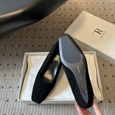 The Ro*26ss夏季新款方头低跟单鞋这双鞋是品牌标志性极简美学的完美体现,利落的方头剪裁搭配细腻的 The Ro*26ss夏季新款方头低跟单鞋这双鞋是品牌标志性极简美学的完美体现,利落的方头剪裁搭配细腻的