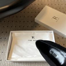 The Ro*26ss夏季新款方头低跟单鞋这双鞋是品牌标志性极简美学的完美体现,利落的方头剪裁搭配细腻的 The Ro*26ss夏季新款方头低跟单鞋这双鞋是品牌标志性极简美学的完美体现,利落的方头剪裁搭配细腻的