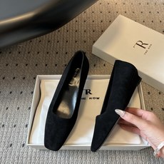 The Ro*26ss夏季新款方头低跟单鞋这双鞋是品牌标志性极简美学的完美体现,利落的方头剪裁搭配细腻的 The Ro*26ss夏季新款方头低跟单鞋这双鞋是品牌标志性极简美学的完美体现,利落的方头剪裁搭配细腻的