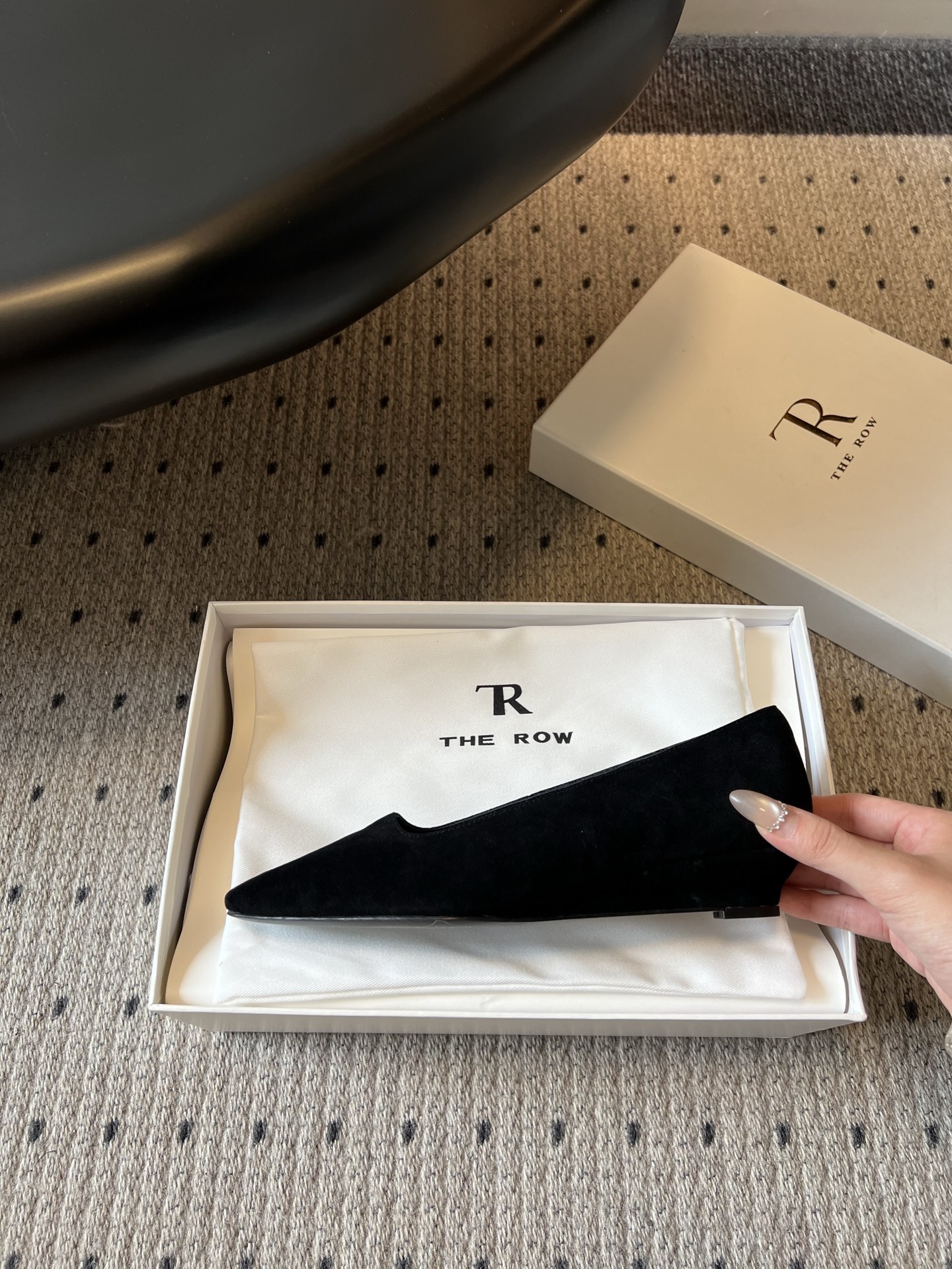 The Ro*26ss夏季新款方头低跟单鞋这双鞋是品牌标志性极简美学的完美体现,利落的方头剪裁搭配细腻的 The Ro*26ss夏季新款方头低跟单鞋这双鞋是品牌标志性极简美学的完美体现,利落的方头剪裁搭配细腻的