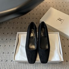 The Ro*26ss夏季新款方头低跟单鞋这双鞋是品牌标志性极简美学的完美体现,利落的方头剪裁搭配细腻的 The Ro*26ss夏季新款方头低跟单鞋这双鞋是品牌标志性极简美学的完美体现,利落的方头剪裁搭配细腻的