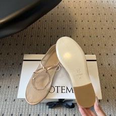 COTEM* 26ss春夏新款网纱水晶玛丽珍鞋这款网纱玛丽珍平底鞋,以品牌标志性的柔美元素为核心,将网纱 COTEM* 26ss春夏新款网纱水晶玛丽珍鞋这款网纱玛丽珍平底鞋,以品牌标志性的柔美元素为核心,将网纱