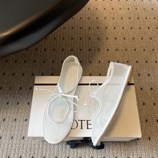 COTEM* 26ss春夏新款网纱水晶玛丽珍鞋这款网纱玛丽珍平底鞋,以品牌标志性的柔美元素为核心,将网纱 COTEM* 26ss春夏新款网纱水晶玛丽珍鞋这款网纱玛丽珍平底鞋,以品牌标志性的柔美元素为核心,将网纱