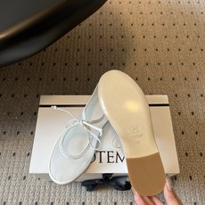 COTEM* 26ss春夏新款网纱水晶玛丽珍鞋这款网纱玛丽珍平底鞋,以品牌标志性的柔美元素为核心,将网纱 COTEM* 26ss春夏新款网纱水晶玛丽珍鞋这款网纱玛丽珍平底鞋,以品牌标志性的柔美元素为核心,将网纱