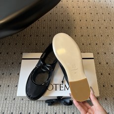 COTEM* 26ss春夏新款网纱水晶玛丽珍鞋这款网纱玛丽珍平底鞋,以品牌标志性的柔美元素为核心,将网纱 COTEM* 26ss春夏新款网纱水晶玛丽珍鞋这款网纱玛丽珍平底鞋,以品牌标志性的柔美元素为核心,将网纱