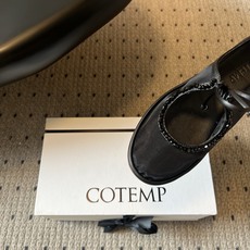 COTEM* 26ss春夏新款网纱水晶玛丽珍鞋这款网纱玛丽珍平底鞋,以品牌标志性的柔美元素为核心,将网纱 COTEM* 26ss春夏新款网纱水晶玛丽珍鞋这款网纱玛丽珍平底鞋,以品牌标志性的柔美元素为核心,将网纱