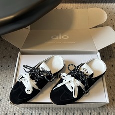 Al* 26ss 夏季新款德训运动鞋半拖设计上延续了德训鞋的经典线条,做了无后跟半拖的懒人改良,鞋身采用 Al* 26ss 夏季新款德训运动鞋半拖设计上延续了德训鞋的经典线条,做了无后跟半拖的懒人改良,鞋身采用